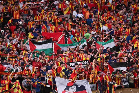 بالأعلام واللافتات.. جماهير الترجي تدعم فلسطين خلال مباراة تشيلسي في مونديال الأندية (صور)